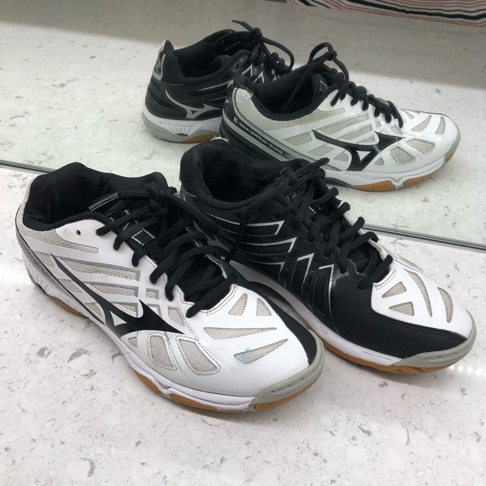 Ladies Mizuno volleyball shoes